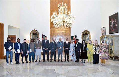 President Dr Arif Alvi In A Group Photo With A Delegation Of