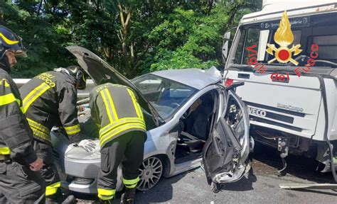 A Tragico Scontro Tra Un Auto E Un Camion Tra Cosenza E Rogliano