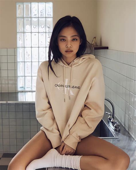 Jennie Hiding Her Pussy Scrolller