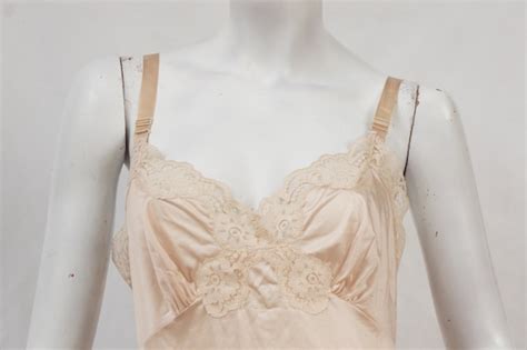 Vintage Lace Trim Nude Dress Slip By Vassarette Linge Gem