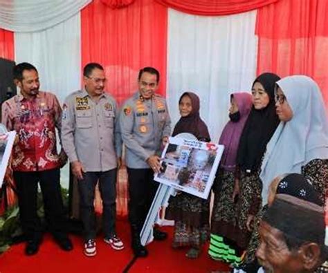 Serahkan Kunci Rumah Kapolda Kalsel Resmikan Rumah Yang Sudah