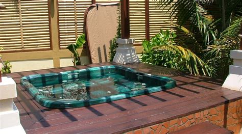 16 Brilliant Hot Tub Bar Ideas For Your Outdoor Spa