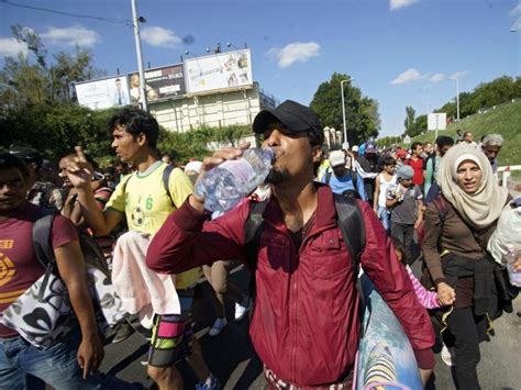 Hunderte Flüchtlinge in Ungarn zu Fuß auf dem Weg nach Westen