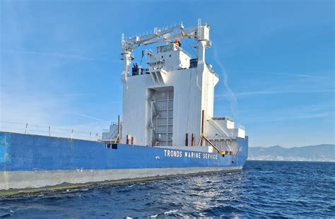 Arrivata a Genova la maxi barge che ospiterà la fabbrica dei cassoni