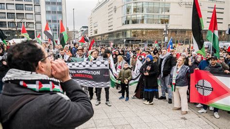 Palästina Anhänger kritisieren Politik und Medien bei Demo in Frankfurt