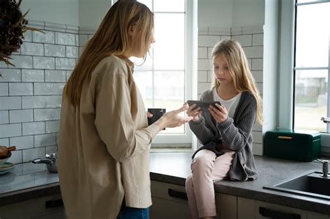 Mädchen Süchtig Nach Social Media Seitenansicht Kostenlose Foto