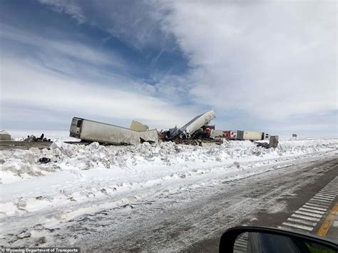 Snowy Wyoming Highway Pileup Kills 3 Injures Dozens Daily Mail Online