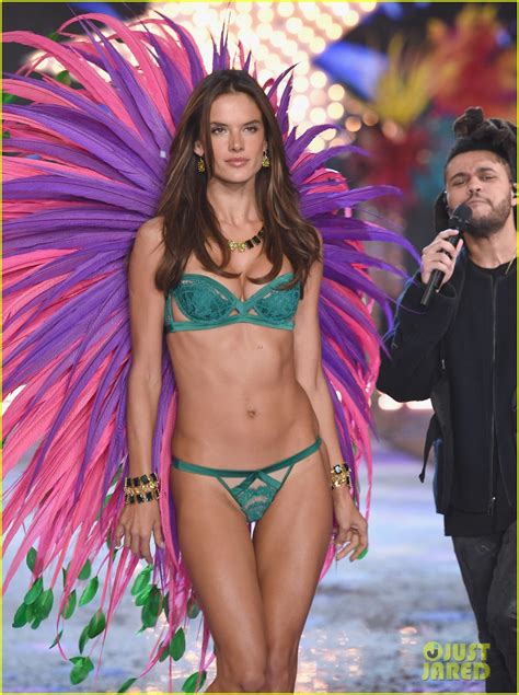 Adriana Lima Alessandra Ambrosio Walk The Victoria S Secret Fashion