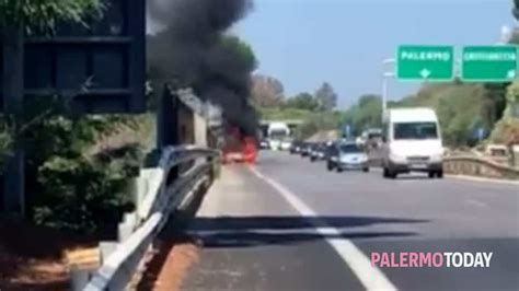 Autostrada Palermo Catania Auto In Fiamme All Altezza Di Casteldaccia