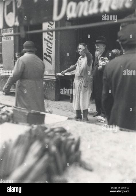 En El Barrio Judío De Berlín Heinrich Hoffmann Fotografía 1934 El Fotógrafo Oficial De Adolf