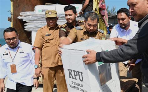 Naik Kapal Kayu Pj Bupati Aceh Besar Tinjau Distribusi Logistik Pemilu