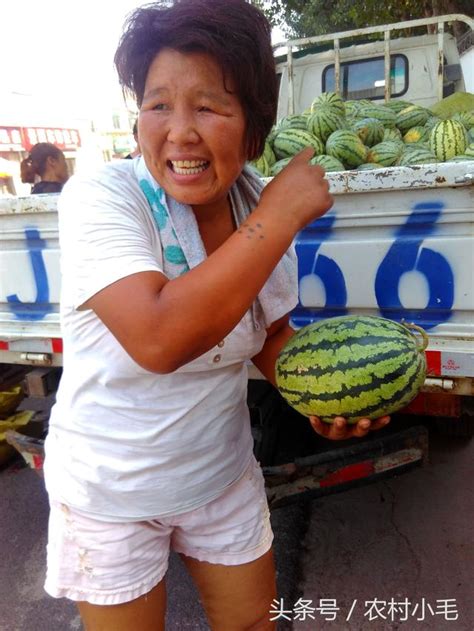 都說西瓜難賣，這兩位夫妻瓜農在路旁，一天賣出去兩大車，佩服！ 每日頭條