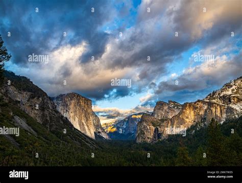 The World Famous Tunnel View Of Yosemite National Park Stock Photo Alamy