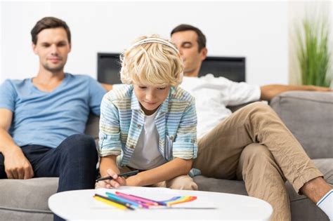 Familia Lgbt Pareja Gay Con Hijo Adoptivo Padres Homosexuales Con Su Hijo Divirti Ndose En