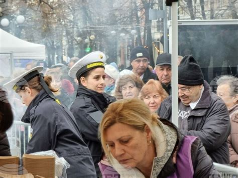 Дълги опашки за рибен курбан се извиха за празника на Бургас - Утро
