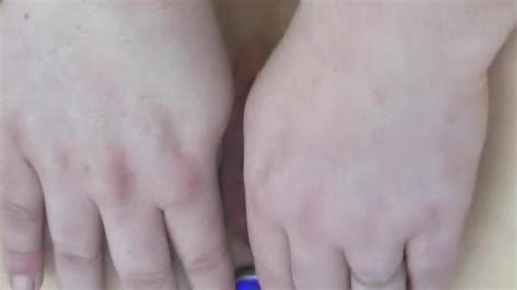 Le Premier Jeu De Plug Anal La Rend Nouveau Vierge Elle G Mit Fort Et Jouit Brutalement