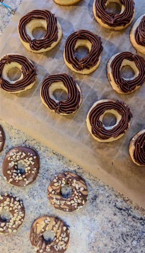 Nougat Plätzchen gefüllt mit Nutella bestreut mit Haselnüssen Omas