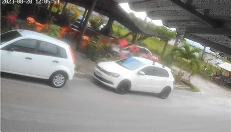 V Deo Motorista Perde Controle Do Carro E Invade Bar Em Santa Rita