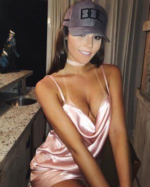 Hot Cleavage Porn Pic