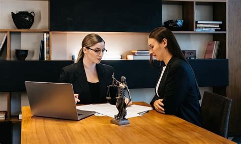 ¿cuál Es La Diferencia Entre Un Abogado Y Un Universitario En Derecho