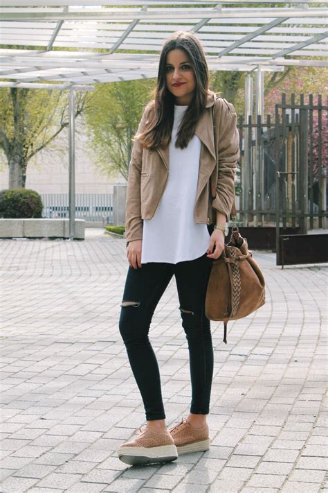 Spring Outfit Beige Suede Jacket Ripped Jeans And Platform Shoes