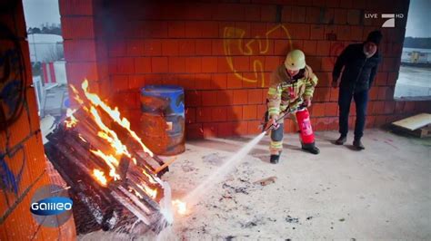 Feuerl Scher Wie L Scht Man Ein Feuer Richtig Prosieben