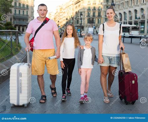 Familia De Turistas Caminando Con Maletas Foto De Archivo Imagen De