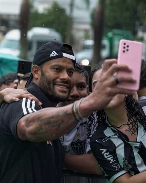 Atlético MG é recebido na porta do hotel e jogadores atendem torcida