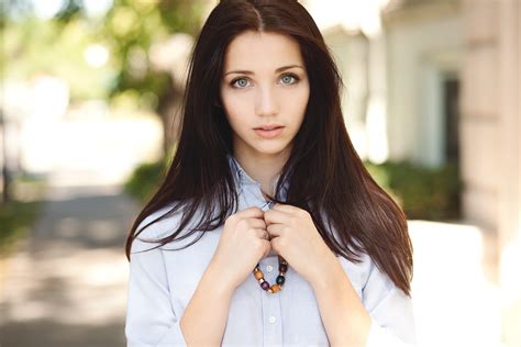 women, looking at viewer, blue eyes, brunette, Emily Rudd, necklace ...