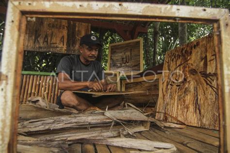 LUKISAN DARI PELEPAH PISANG KERING | ANTARA Foto