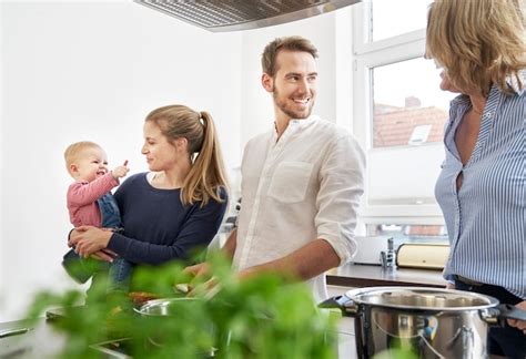 Familia Cocinando En Cocina Foto Premium