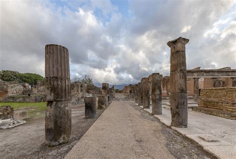 Premium Photo Archaeological Ruin Of Ancient Roman City Pompeii