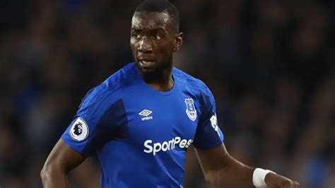 Foto Do Atacante Yannick Bolasie Vestindo A Camisa Do Crici Ma Vaza Nas