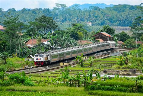 Kereta Api Fajar Utama Solo Lepas Stasiun Karanggandul Flickr