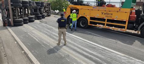 Carreta transportando produto químico tomba na BR 101 e interdita