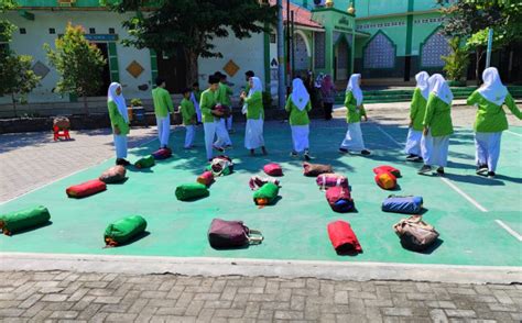 Dewan Penggalang MTsN 9 Bantul Periksa Kelengkapan Peralatan Kemah