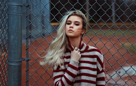 Обои красивая blonde portrait looking at viewer на телефон и рабочий стол раздел девушки