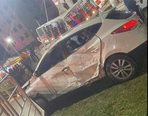 Carro desgovernado invade parque de diversões e deixa uma mulher ferida