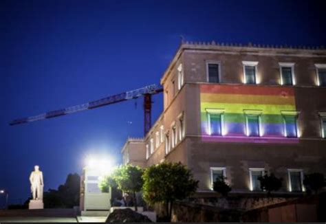 ΤΜΗΜΑ ΤΗΣ ΒΟΥΛΗΣ ΤΕΛΙΚΑ ΦΩΤΑΓΩΓΗΘΗΚΕ ΣΤΑ ΧΡΩΜΑΤΑ ΤΟΥ ATHENS GAY PRIDE