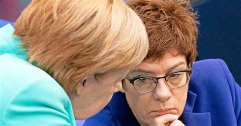 Cdu Chefin Kramp Karrenbauer Sieht Kein Zerw Rfnis Mit Kanzlerin Merkel