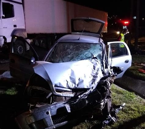 Colisão Frontal Entre Carro E Caminhão Causa Morte Na Br 282 Notícias