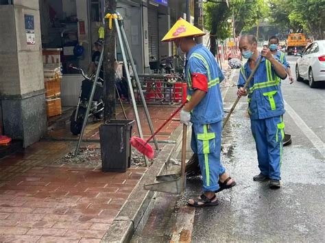 高温下的岭南环卫工人：用汗水“擦亮”城市容颜