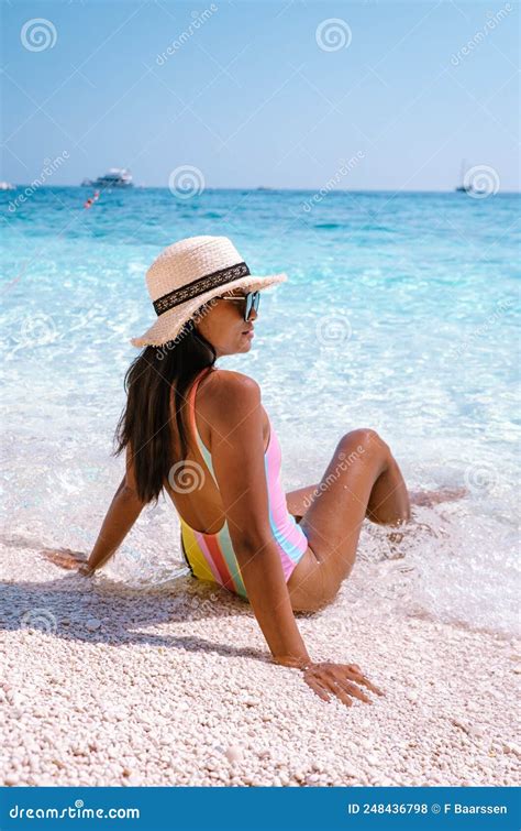 Golfo Di Orosei Sardina Asiatique Femmes Sur La Plage Sardinia Italie