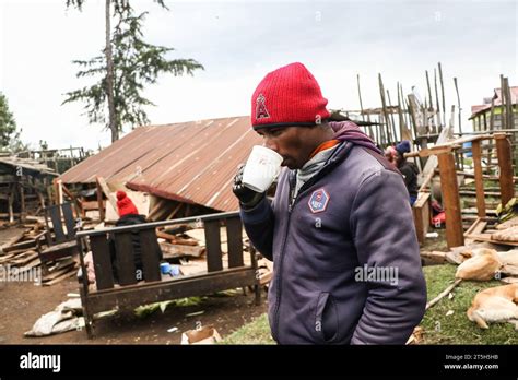 Narok Kenia November Ein Mann Trinkt Tee Vor Einem