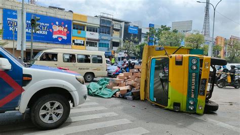 BREAKING NEWS Truk Terguling Tepat Di Lampu Merah Simpang Polda