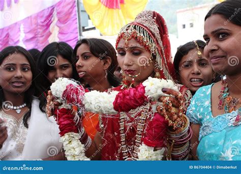 Povos Locais Durante O Casamento Hindu Indiano Tradicional Imagem De