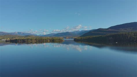 Vidéo de stock Premium Images aériennes tôt le matin dans le lac de