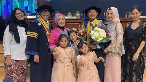 Jadi Wisudawan Tertua Intip Momen Deddy Mizwar Raih Gelar Doktor