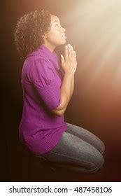 Black Woman On Knees Praying Foto Stock Shutterstock