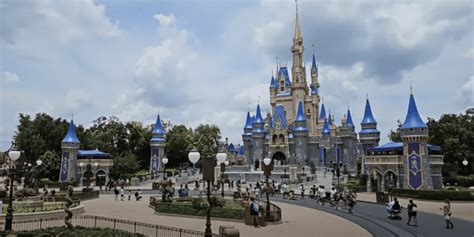 Walt Disney World S Magic Kingdom Is A Ghost Town Despite What Bob